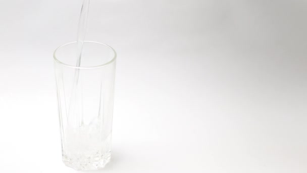 Een Glas Giet Water Een Grijze Achtergrond — Stockvideo