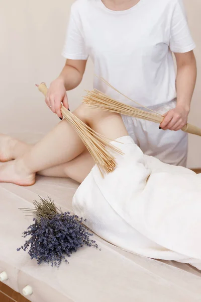 Massothérapeute Fait Massage Des Pieds Avec Des Balais Spéciaux Sur — Photo