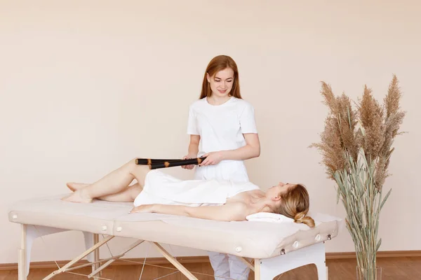 Masseur Massages Une Femme Avec Des Bâtons Bambou — Photo