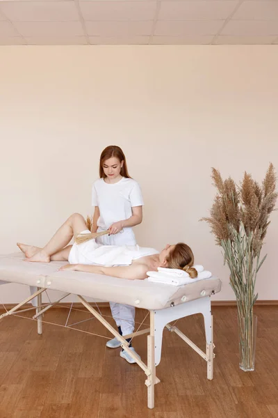 Masseur Fait Massage Créole Pour Femme — Photo