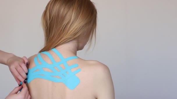 Kinesio Fitas Nas Costas Mulher — Vídeo de Stock