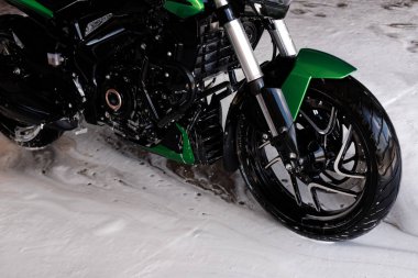 Otomobil yıkamada köpüklü motosiklet.