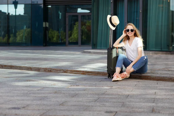 Blonde Sunglasses Suitcase Hat Sits Terminal Summer Holidays — Stock Photo, Image