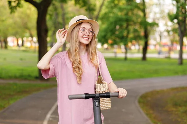 Aantrekkelijk Blond Meisje Met Een Elektronische Scooter Het Park Zomer — Stockfoto