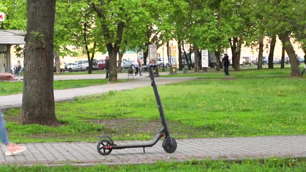 Meisje Een Scooter Zomer Een Wandeling Het Park Kharkiv Oekraïne — Stockvideo