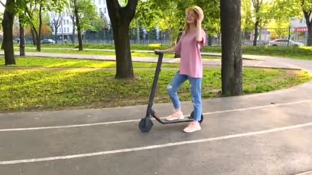 Dziewczyna Parku Miejskim Skuterze Elektronicznym Charkowie Ukraina — Wideo stockowe