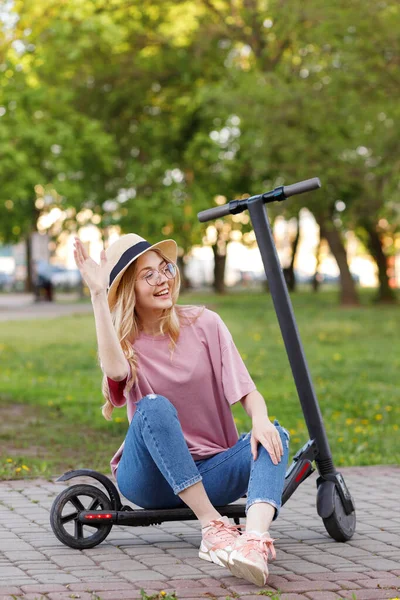 Verano Europeo Con Scooter Para Paseo Bienvenida — Foto de Stock