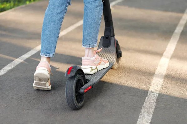 Scooter Elektronik Dan Seorang Gadis Berjalan Jalan Taman Kota Musim — Stok Foto