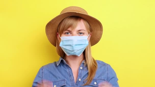 Dívka Klobouku Sundá Lékařskou Masku Usměje Pozadí Cestování Pandemii — Stock video