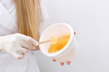 makarna tüy dökücü ustasının ellerinde sallanmak için.