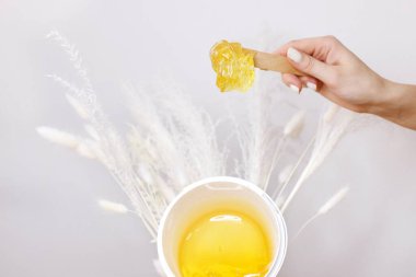 Beyaz arka planda bir uumaster 'ın ellerinde sallanan macun.