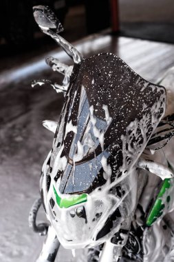 Oto yıkamada köpüklü motosiklet.