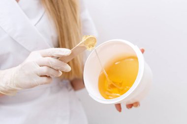 Elindeki karıştırma macununun yakın plan görüntüsü. bacak tüy dökümü