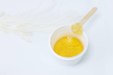 beyaz arkaplanda bir kabın içinde karıştırmak için makarna