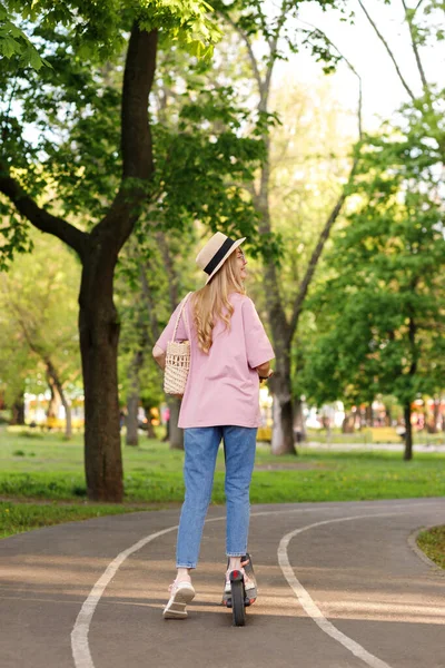 Chica Atractiva Con Scooter Parque Ciudad Verano — Foto de Stock