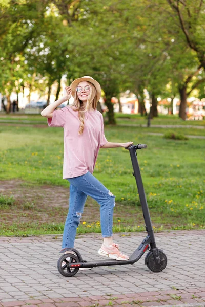 Chica Atractiva Con Scooter Electrónico Parque Ciudad Verano — Foto de Stock