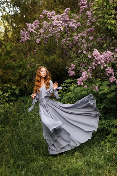 라일락 드레스를 여름의 라일락 정원에서 — 스톡 사진