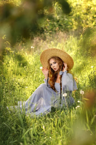 Femme Été Sur Pique Nique Dans Jardin Soleil — Photo