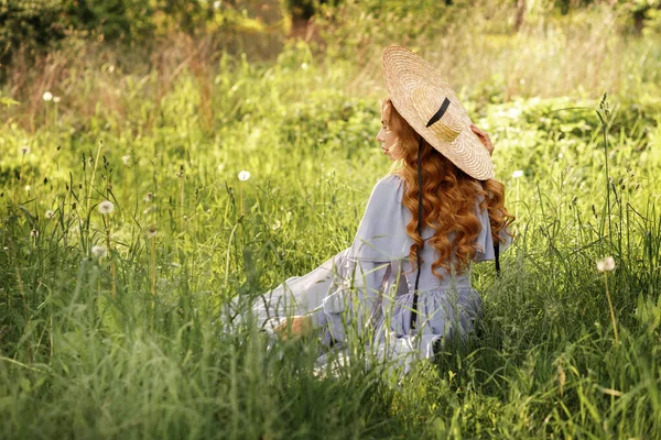 Ragazza Cappello Siede Giardino Estate — Foto Stock