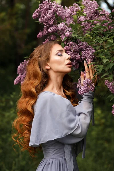 Fille Avec Maquillage Coiffure Lilas Close — Photo