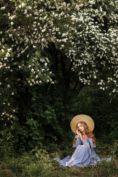 Fille Dans Chapeau Paille Été Dans Jardin Sur Fond Vert — Photo