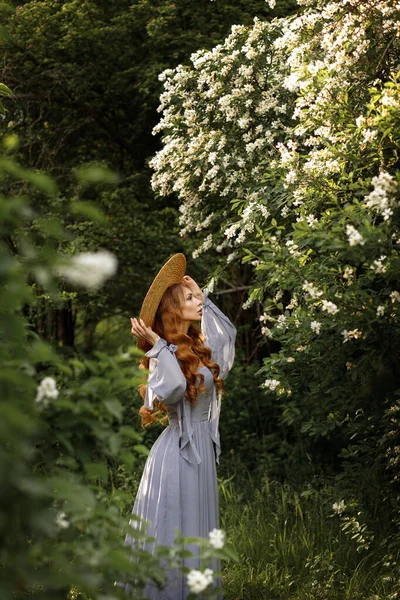 Femme Robe Chapeau Paille Dans Jardin Près Des Arbres Fleurs — Photo