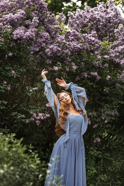 Woman Long Dress Next Lilac Garden Summer Walk — Photo