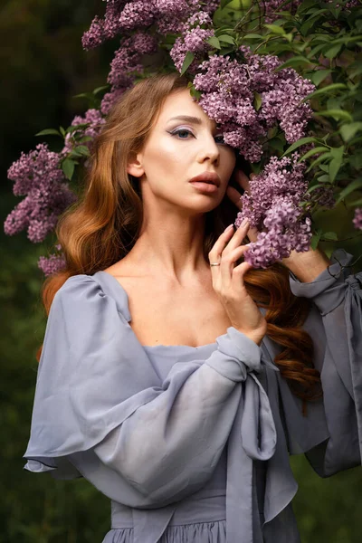 Model Makeup Hairdo Lilac Summer Garden Close — Photo