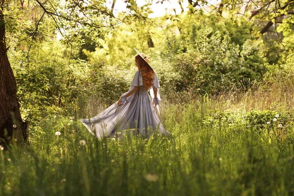Дівчина Капелюсі Сукні Саду Літнє Сонце Прогулянці — стокове фото
