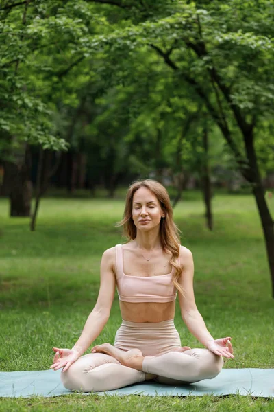 Jonge Vrouw Het Park Zomer Bezig Met Yoga Mediteren — Stockfoto