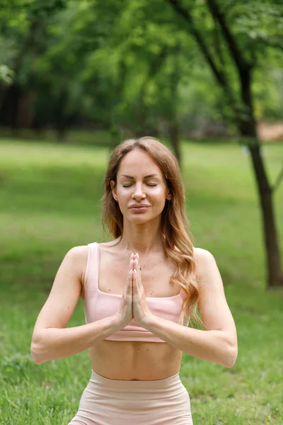 Vrouw Mediteert Stadspark Groene Yoga Achtergrond — Stockfoto