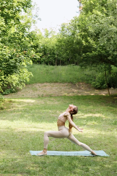 Een Aantrekkelijke Jonge Vrouw Doet Zomer Yoga Het Park Yoga — Stockfoto