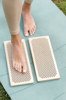 Kadınlar ve yemek Sadhu. Yazın parkta meditasyon ve yoga.