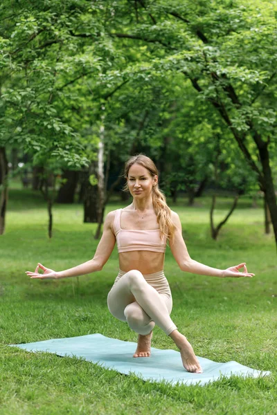 Meisje Yoga Positie Zomerpark — Stockfoto