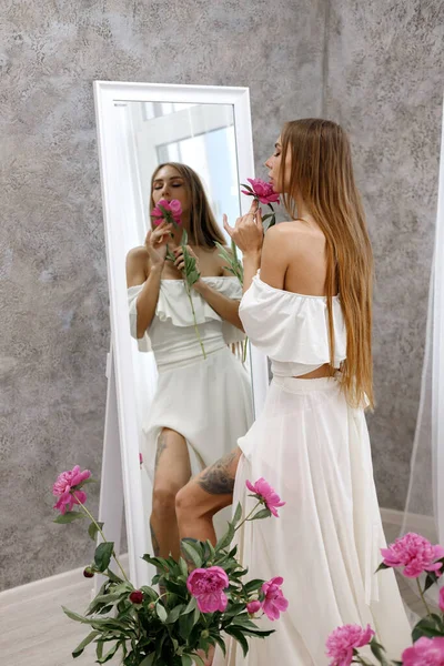 Girl White Dress Mirror Peonies — Zdjęcie stockowe