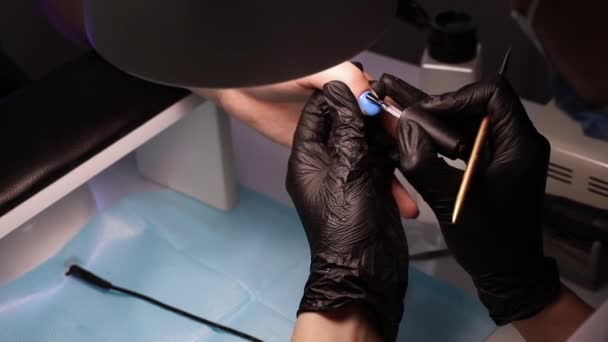 Manicurist Paints Nail Blue Varnish Manicure Work Process Close — Vídeo de Stock