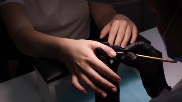 Manicure Mester Forsigtigt Anvender Basen Gelen Polish Til Neglen Close – Stock-video