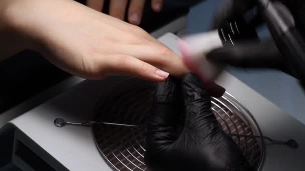 Una Manicure Pulisce Pelle Sul Lato Dell Unghia Con Una — Video Stock