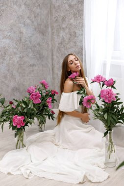 Gri bir geçmişi olan şakayıklı bir kadın. Aynasızlar.