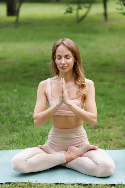 Vrouw Lotus Poseren Namaste Yoga Zomerpark — Stockfoto