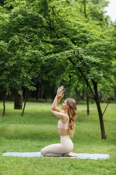 Meisje Het Park Zomer Traint Yoga — Stockfoto