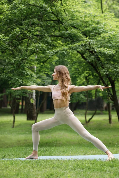 Jonge Vrouw Beoefent Yoga Het Park Zomer — Stockfoto