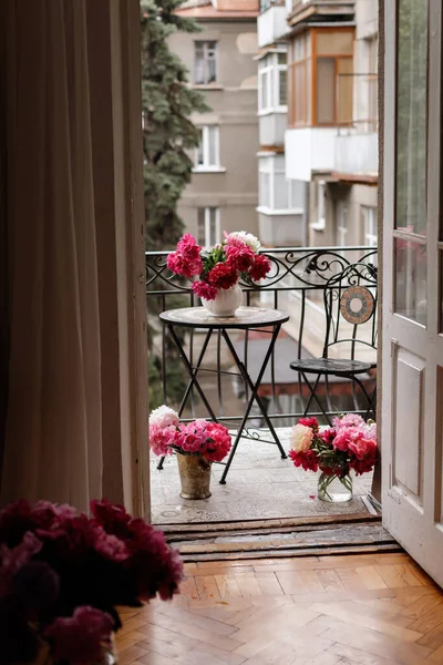 Peonies Vases Balcony City Apartment — Stock Photo, Image