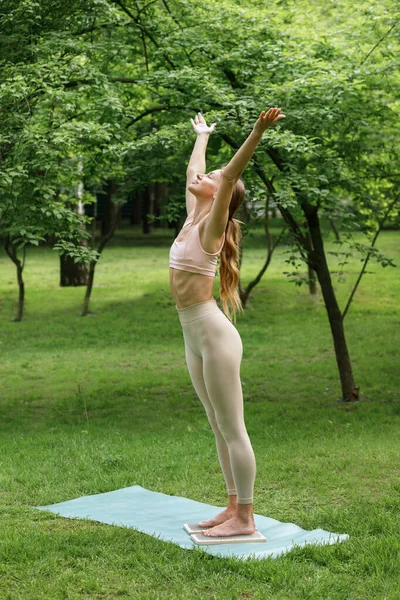 Ευτυχισμένη Yogi Κορίτσι Άσκηση Στο Πάρκο Καλοκαίρι — Φωτογραφία Αρχείου