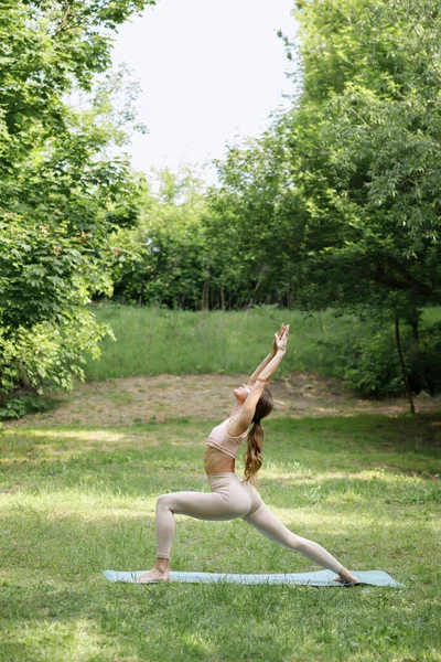 Vrouw Yoga Asana Park Groene Zomer Achtergrond — Stockfoto