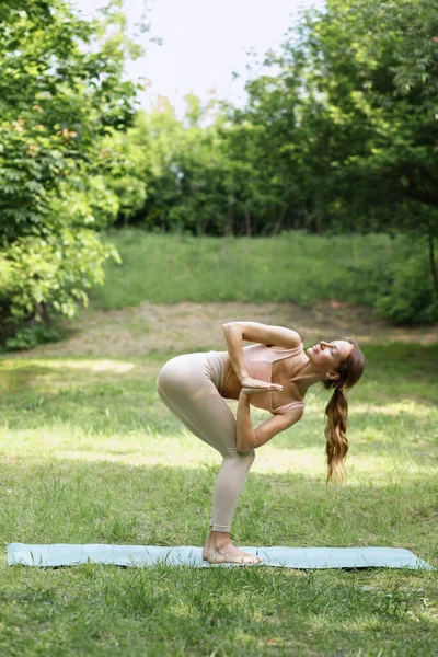 Meisje Twist Yoga Asana Zomer — Stockfoto