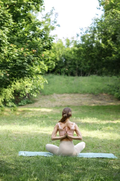 Vrouw Asana Yoga Een Groene Achtergrond Zomer Achteraanzicht — Stockfoto