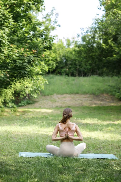 Γυναίκα Asana Γιόγκα Ένα Πράσινο Φόντο Καλοκαίρι Οπίσθια Όψη — Φωτογραφία Αρχείου