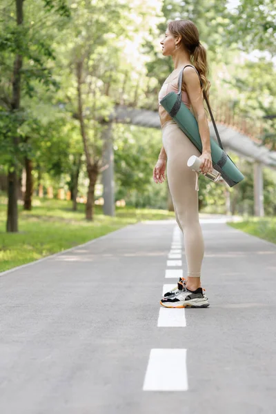 Frau Park Geht Sommer Zum Yoga Training — Stockfoto