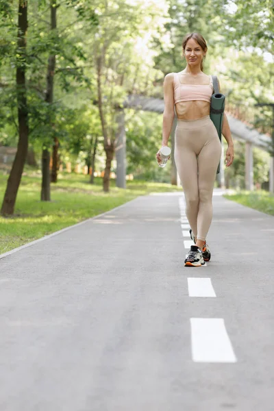 Mujer Camina Por Parque Ropa Deportiva Para Entrenamiento — Foto de Stock